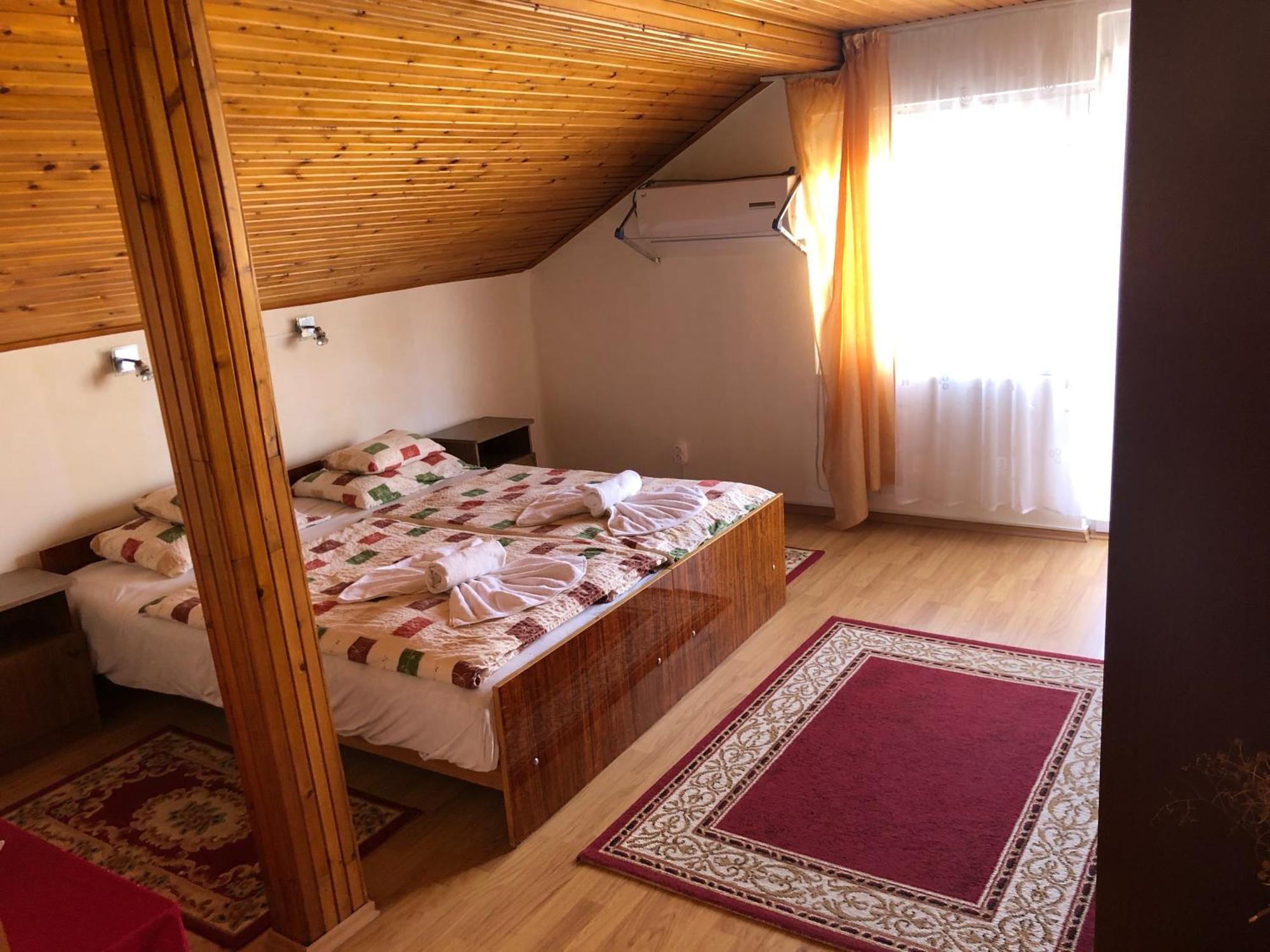 Elena Villa Heviz Luaran gambar