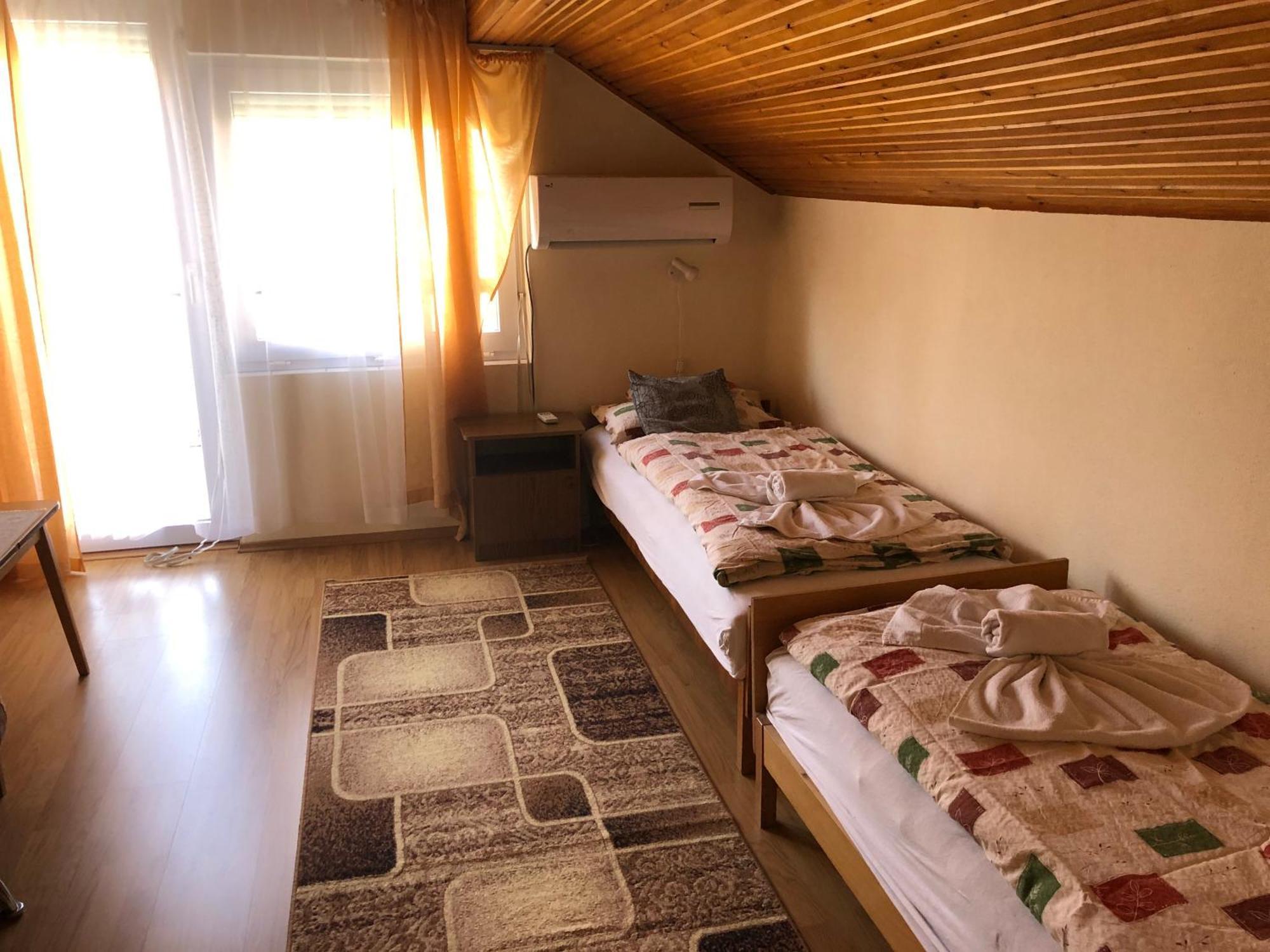 Elena Villa Heviz Luaran gambar