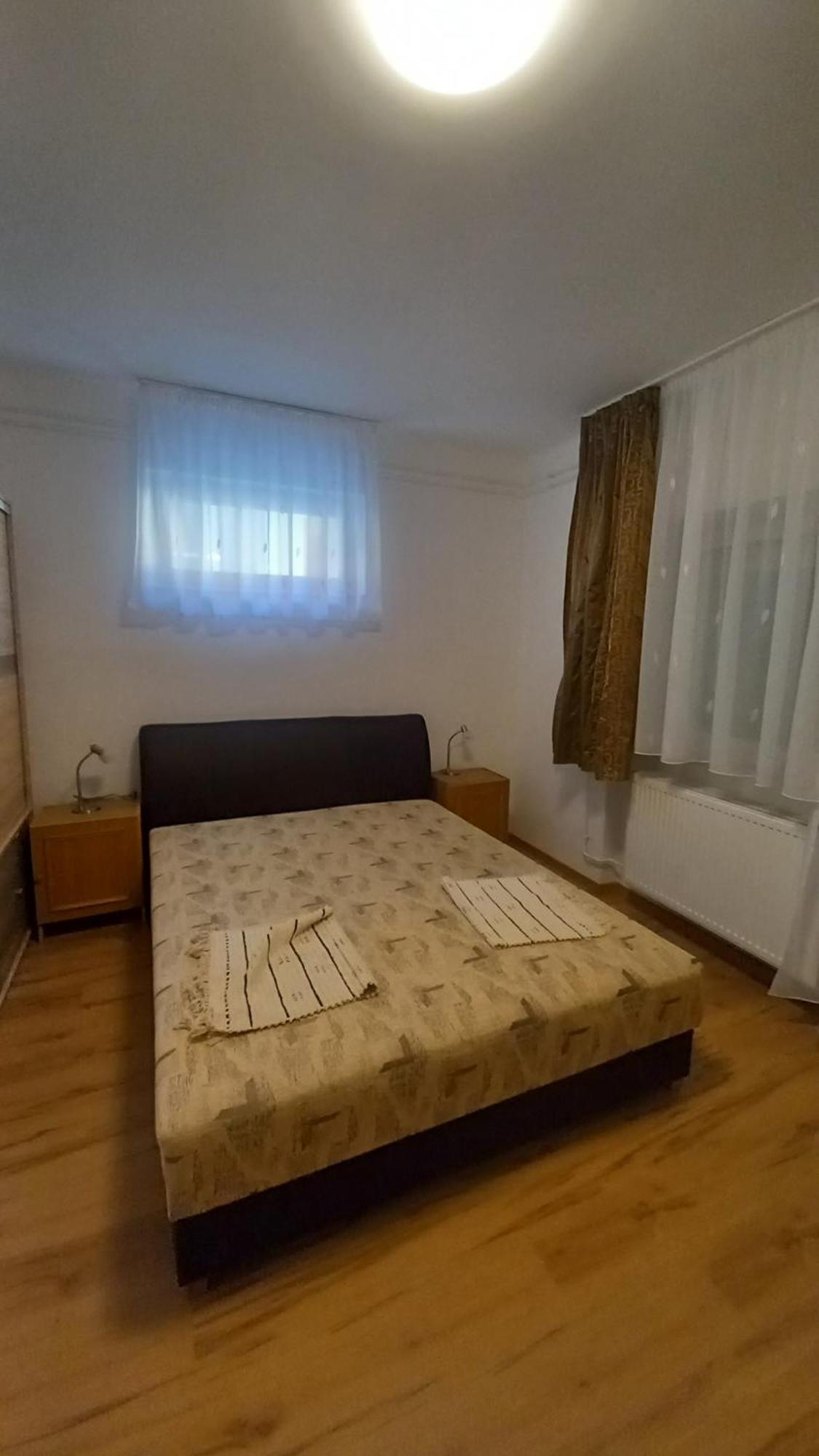 Elena Villa Heviz Bilik gambar