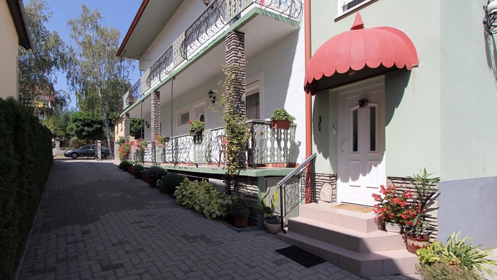 Elena Villa Heviz Luaran gambar