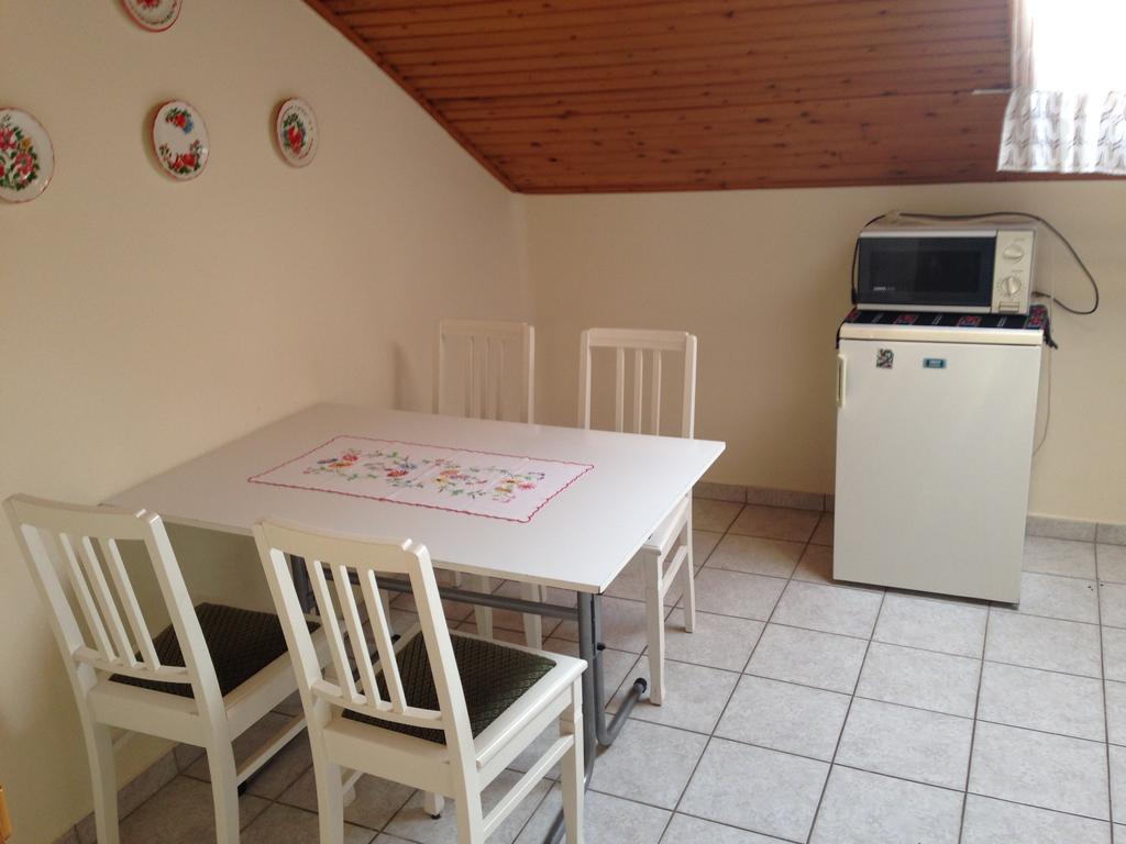 Elena Villa Heviz Bilik gambar