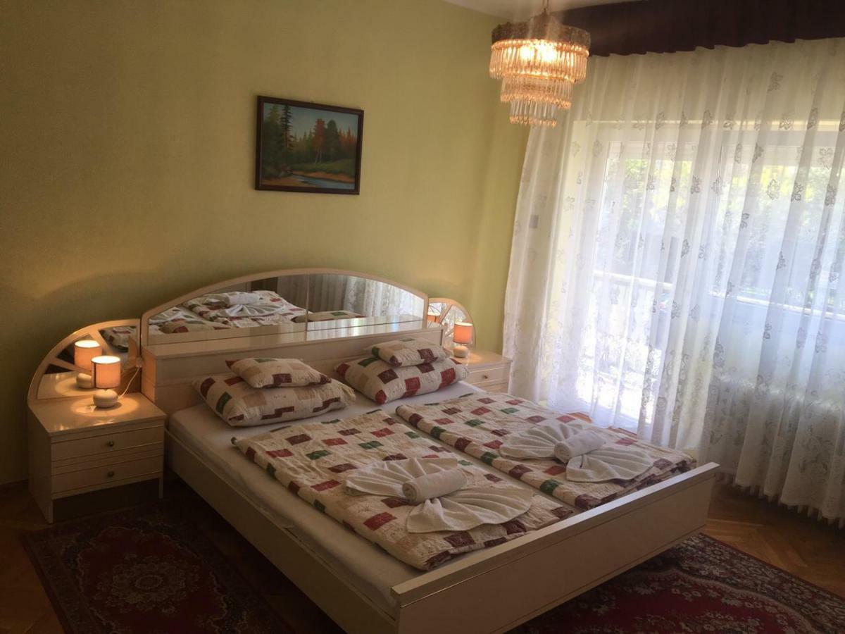 Elena Villa Heviz Luaran gambar