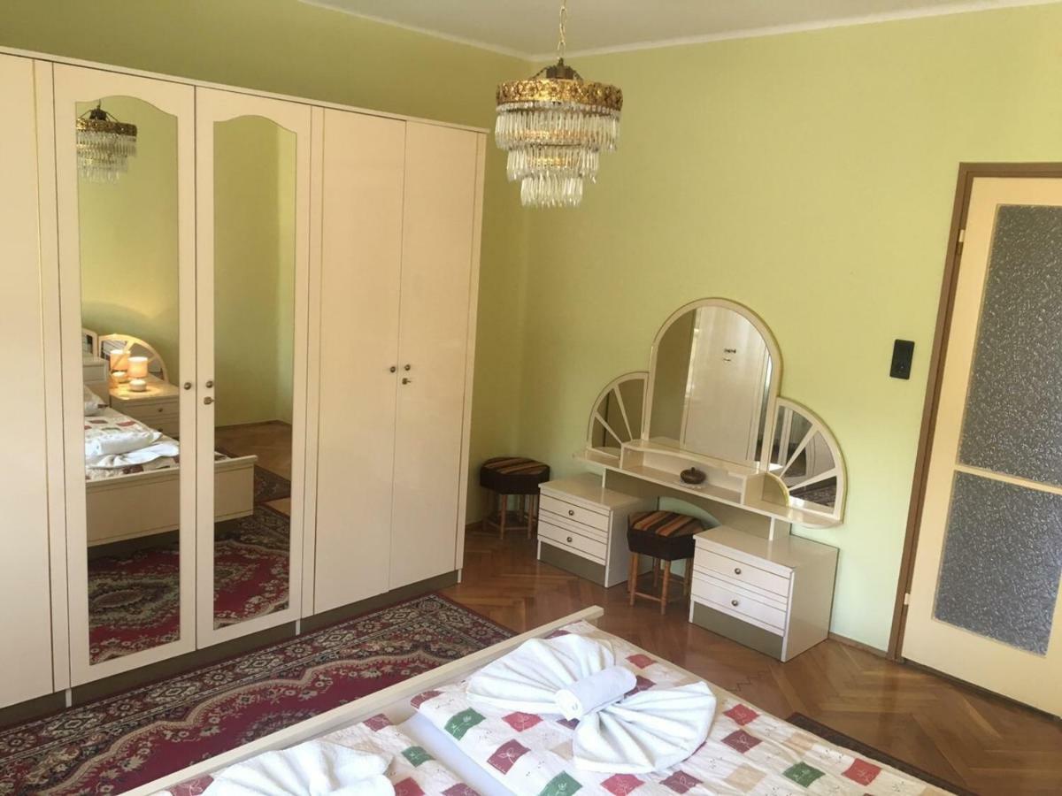 Elena Villa Heviz Luaran gambar